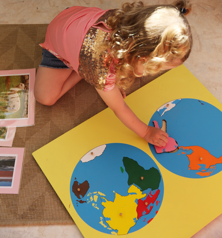 Learning to read in Montessori kindergarten: method and steps | Athena 3 Montessori classroom educational activity at Athena Bailly Yvelines