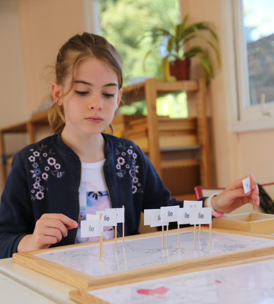 École élémentaire Montessori Bailly - Élèves avec drapeaux