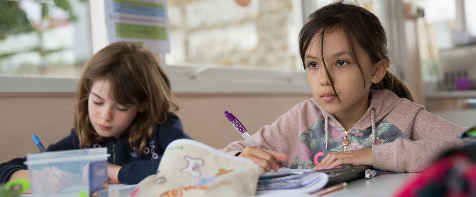 Élève en classe élémentaire Montessori
