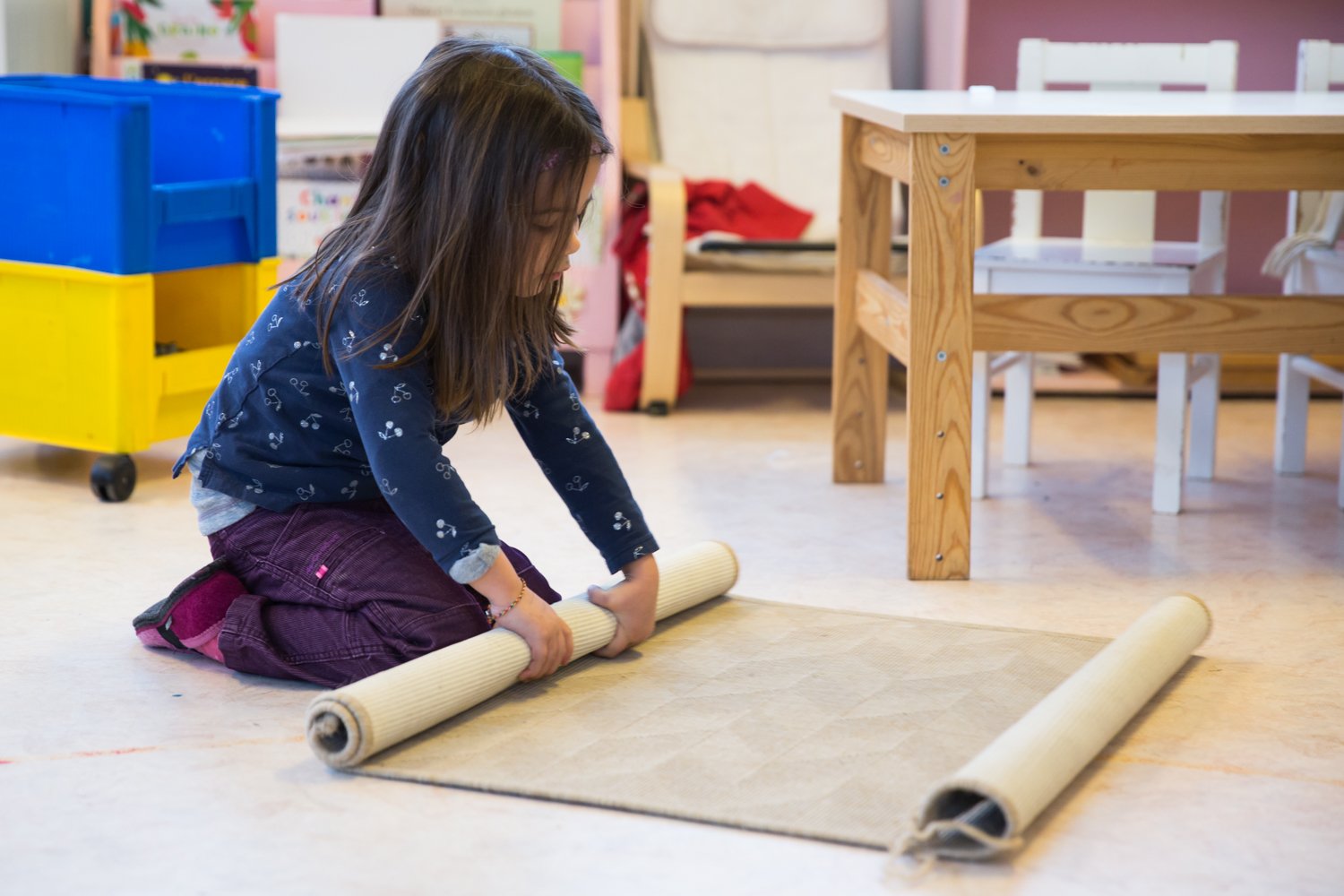 Learning to read in Montessori kindergarten: method and steps | Athena 2 Child handling Montessori materials in kindergarten at Athena Bailly