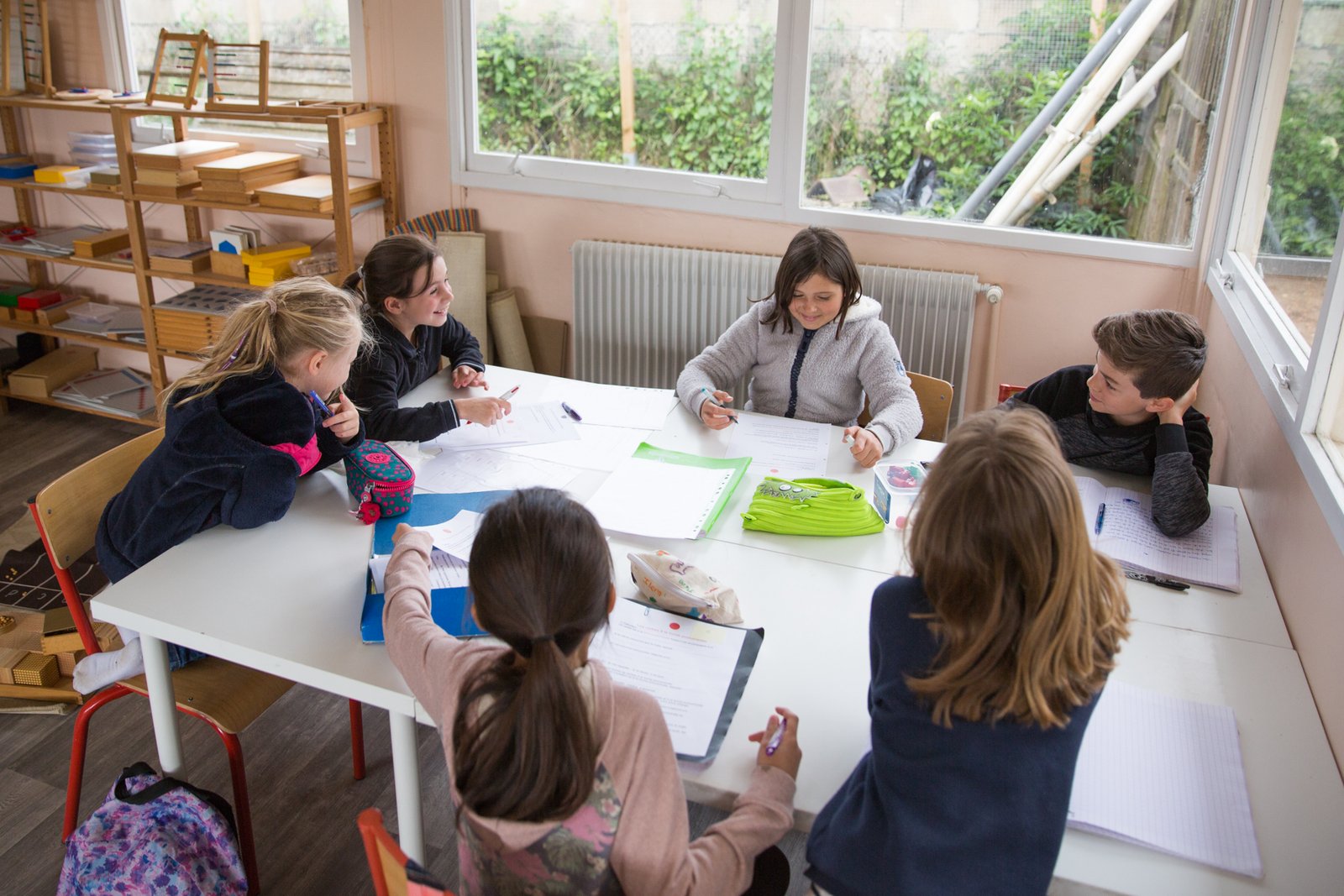 Ambiance classe élémentaire Montessori
