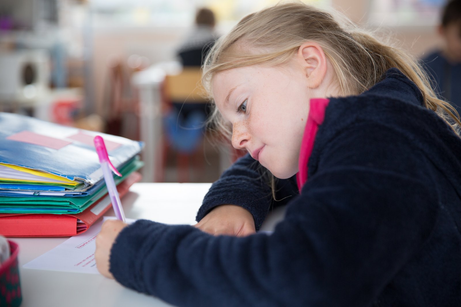 Accueil 1 Élèves en classe à l'école Montessori Athéna de Bailly